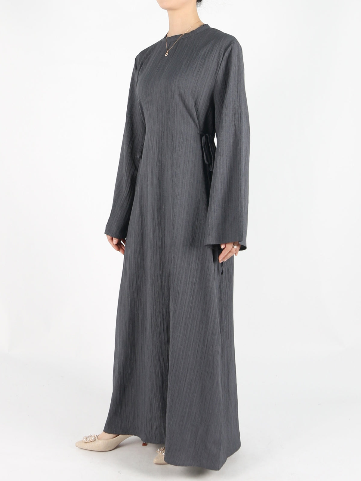 FUMIDAR Yasmin Side-Tie Abaya in Charcoal — view 5